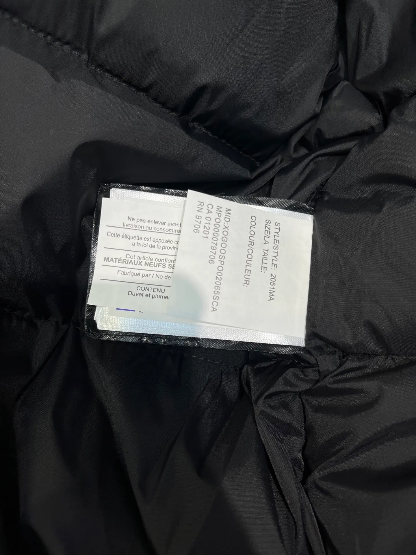 P780 CANADA GOOES 02 model (black) Chilliwa bomber jacket 02 model, chosen by Arctic and Antarctic scientific expedition teams as cold-proof equipment, the Rolls-Royce of down jackets. ➖ Industry-leading anti-counterfeiting chip sensing. ➖ Imported Behringer embroidery machines and customized embroidery labels, the highest level and industry leading. ➖ Imported Korean 21-count polyester-cotton blended original fabric, TC85 waterproof coated fabric, water-repellent, windproof and wear-resistant. ➖ The new national standard 80 white duck down is filled with an average of 520 grams of down. The amount of down filled is industry-leading. ➖ 100% nylon lon lining with double double-layer sealing design to prevent velvet running, seamless thread design on cuffs! ➖ Western Canadian Green Wolf Collar. ➖ Yoshida YKK provides original factory-customized electroplated sliders. YKK two-way lockable zippers are tight and smooth and do not peel off paint. ➖ 3M composite Velcro is durable and the accessories and hardware are all custom-made. Note: Our copywriting is only simple and clear. Instead of bragging about the copywriting, it is better to compare and understand with samples. Only for the purest, most focused, most professional, highest quality, and highest sex!  size：xs-xl